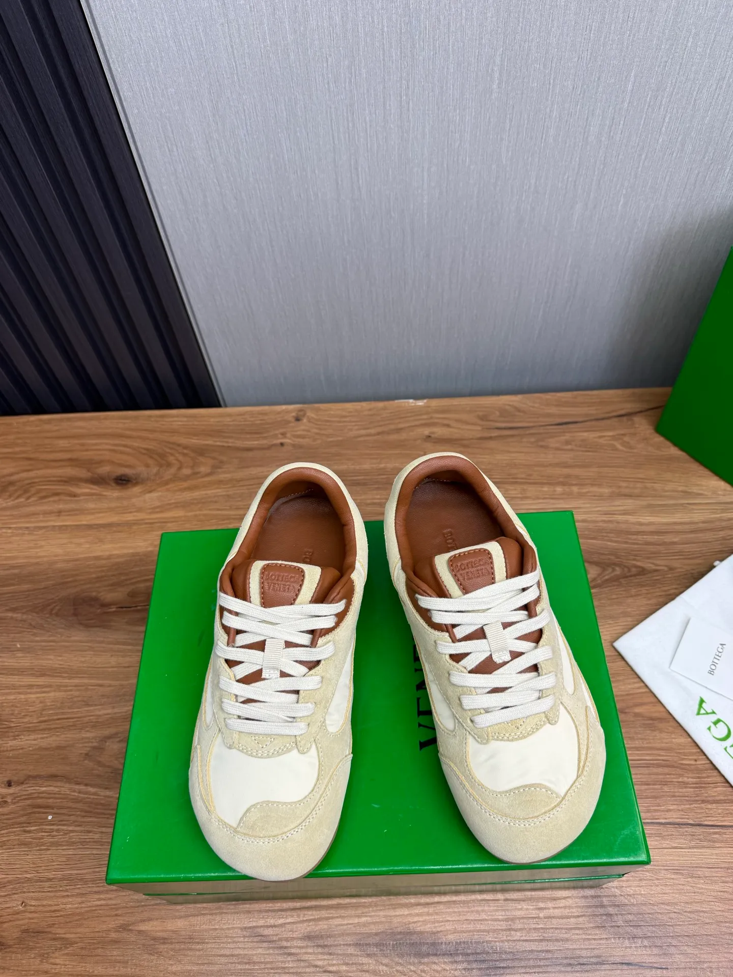 Men's men's shoes💰540💰 Bottega Veneta｜BV's new Forrest Gump shoes. Dexun shoes🩷💚 Sneaker technology nylon and suede, inspired by retro sneakers, light, comfortable, breathable and essential item. Original wear-resistant and non-slip rubber outsole❕❗️ Size: Female 35-40 (40 is custom-made and cannot be returned) Male 39-45 (45 is custom-made and cannot be returned or exchanged)
